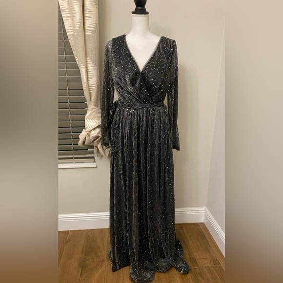 Plus Dress 🖤 - Picture 5 of 8